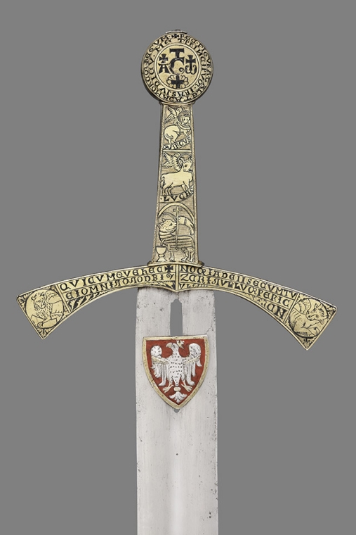 miecz szczerbiec. na rękojeści symbole czterech ewangelistów i orzeł na czerwonym tle